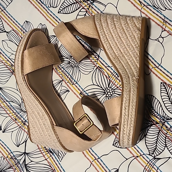 Banana Republic Wedge Sandals - Size 8.5 - Picture 4 of 10